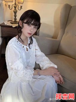 2025年10月30日 土金相生日穿搭：砂岩色配香槟金显大地气质-第1张图片