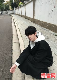 2025年11月25日 金木相生日穿搭：米白配墨绿显低调奢华-第1张图片